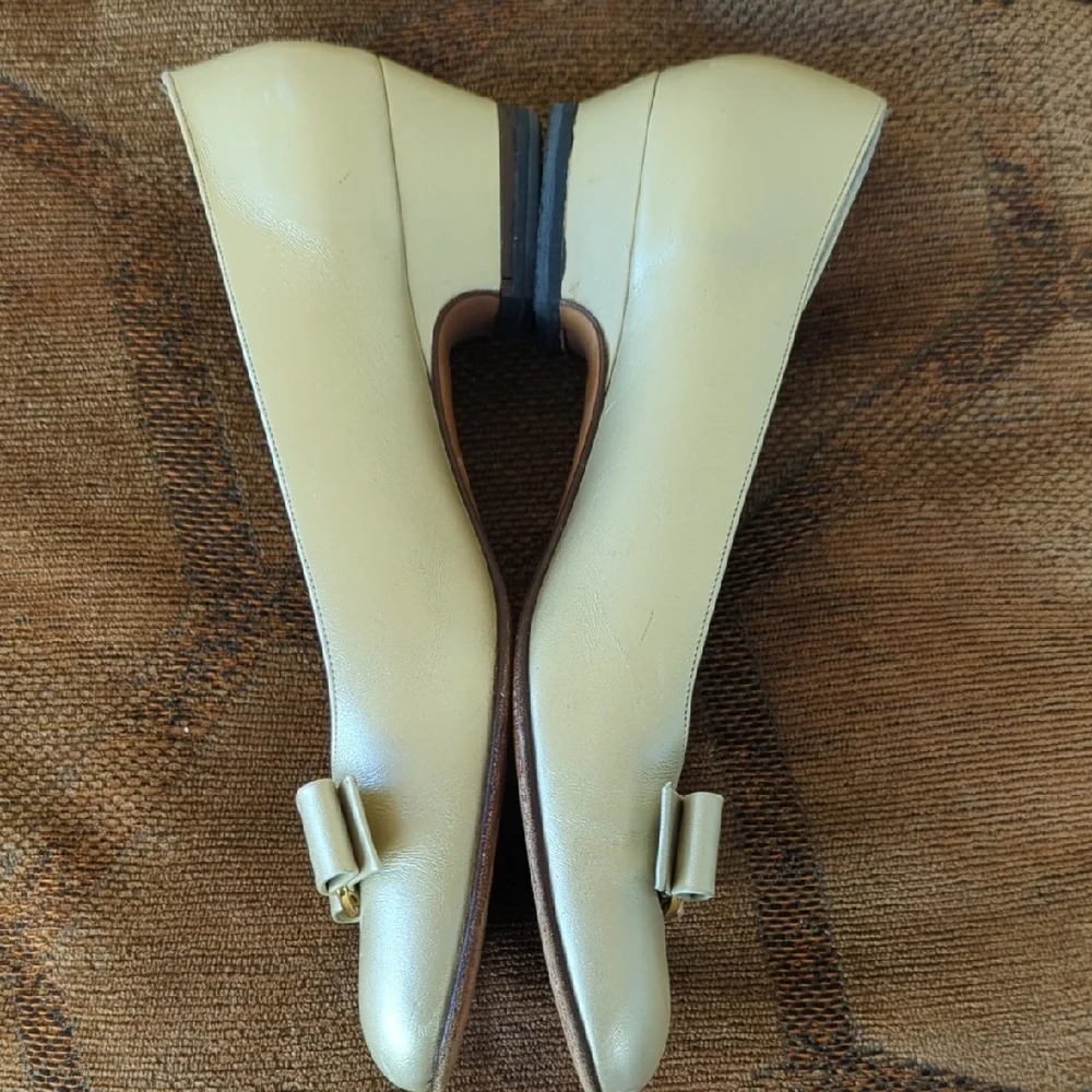 Salvatore Ferragamo Light Cream Leather Bow Pumps with Gold Plaque - Picture 6 of 11